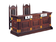 原告席 Court furniture