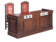 原告席 Court furniture